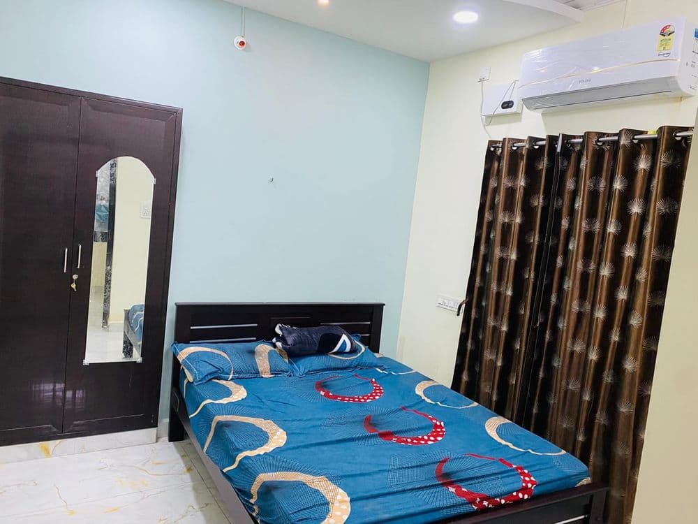 Single room with bed and wardrobe