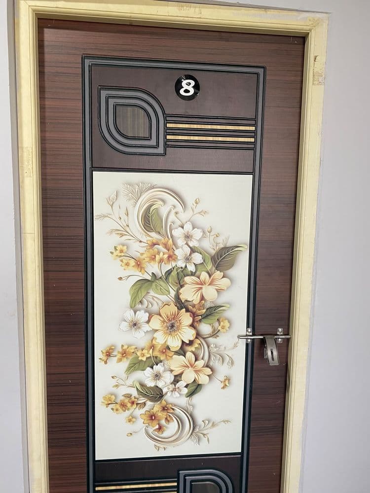 Second twin bedroom entrance door