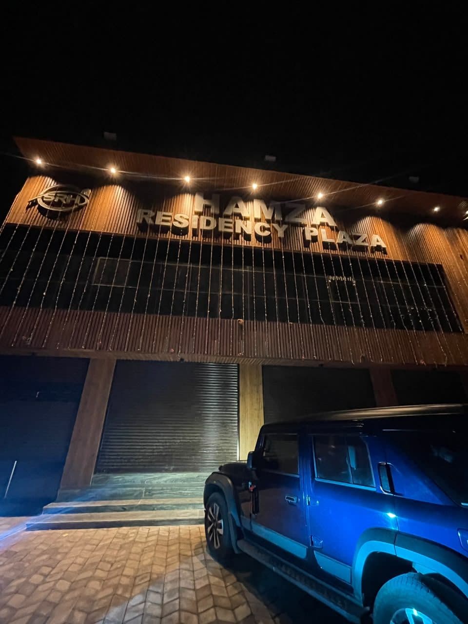 Hamza Plaza hotel exterior and parking area, Adirampattinam
